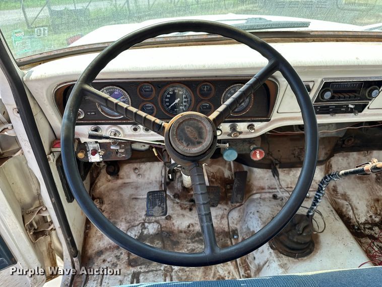 image for item EJ4363 1977 Ford F800 flatbed truck