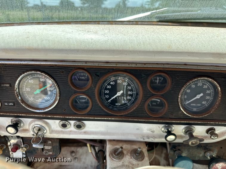 image for item EJ4363 1977 Ford F800 flatbed truck