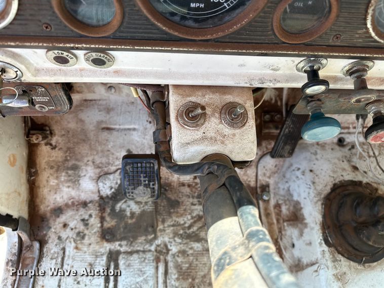 image for item EJ4363 1977 Ford F800 flatbed truck