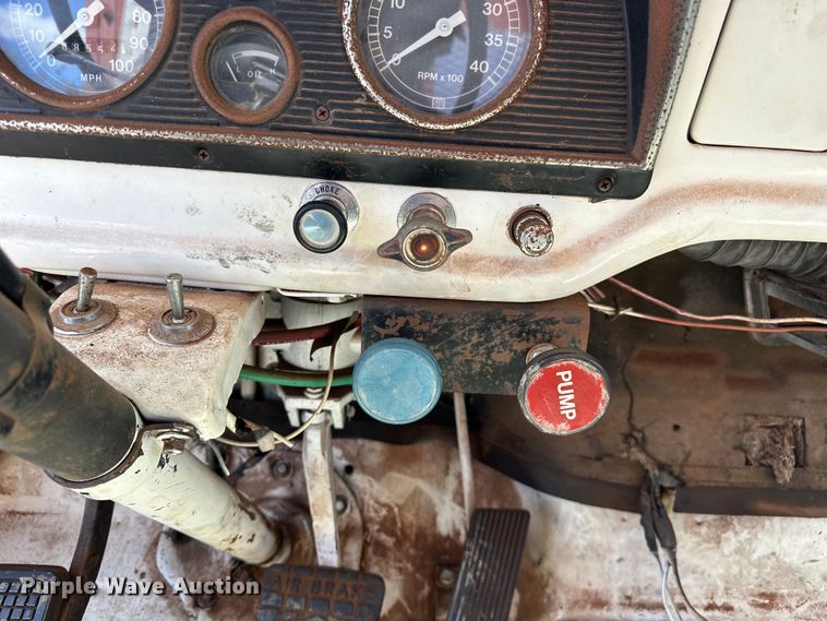 image for item EJ4363 1977 Ford F800 flatbed truck