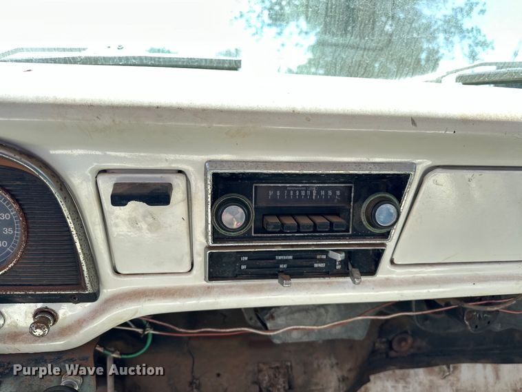 image for item EJ4363 1977 Ford F800 flatbed truck