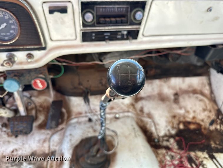 image for item EJ4363 1977 Ford F800 flatbed truck