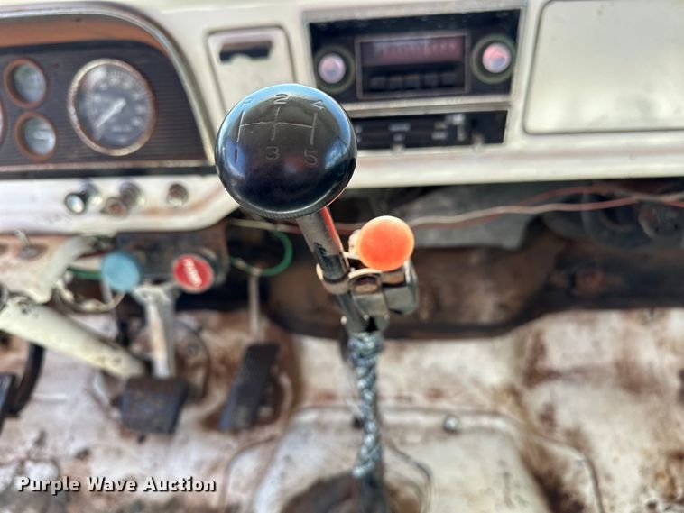 image for item EJ4363 1977 Ford F800 flatbed truck