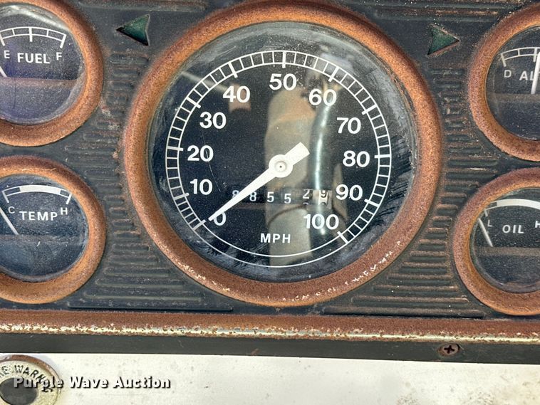 image for item EJ4363 1977 Ford F800 flatbed truck