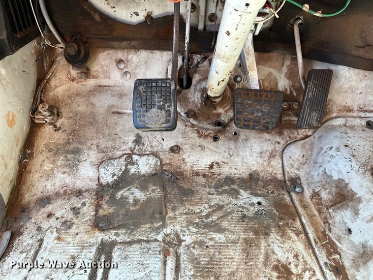 image for item EJ4363 1977 Ford F800 flatbed truck