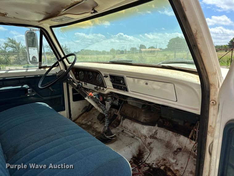 image for item EJ4363 1977 Ford F800 flatbed truck