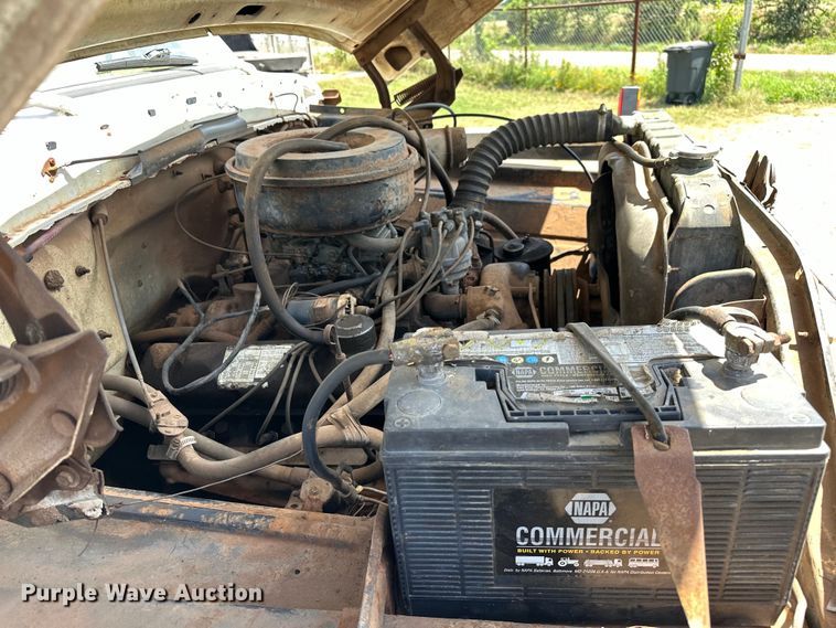 image for item EJ4363 1977 Ford F800 flatbed truck