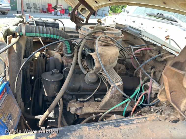 image for item EJ4363 1977 Ford F800 flatbed truck