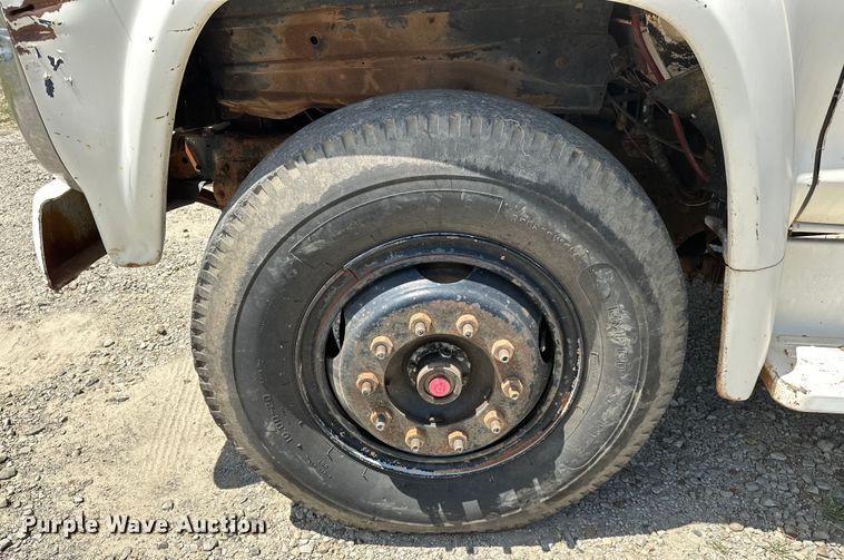 image for item EJ4363 1977 Ford F800 flatbed truck