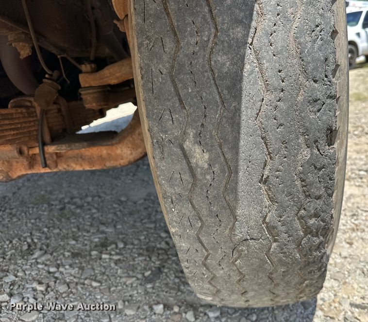 image for item EJ4363 1977 Ford F800 flatbed truck