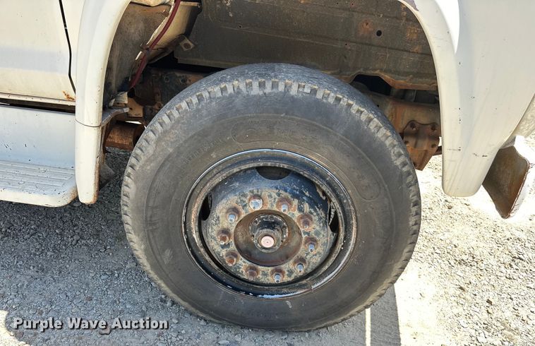 image for item EJ4363 1977 Ford F800 flatbed truck