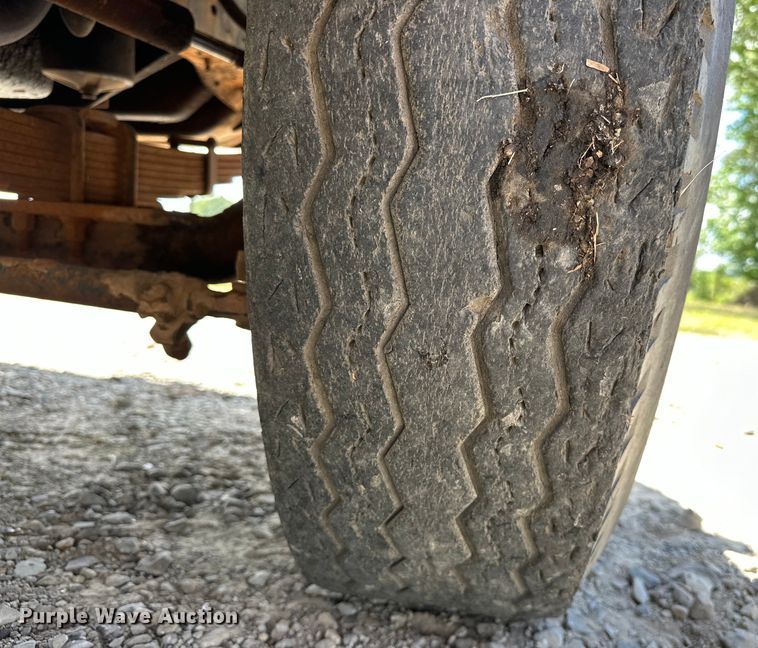 image for item EJ4363 1977 Ford F800 flatbed truck