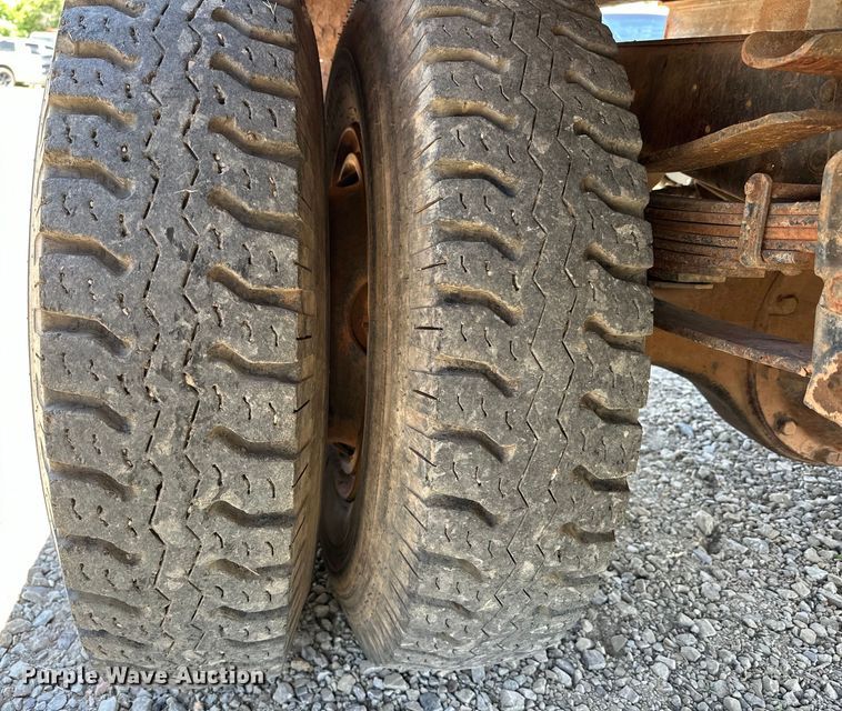 image for item EJ4363 1977 Ford F800 flatbed truck