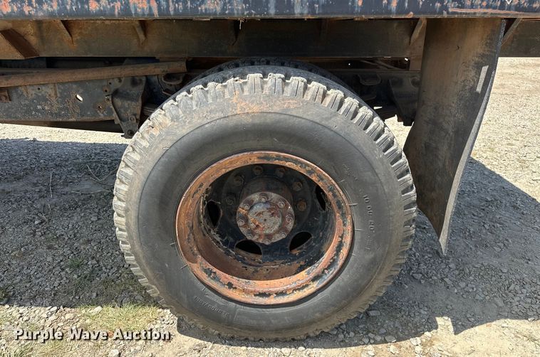 image for item EJ4363 1977 Ford F800 flatbed truck