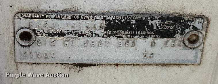 image for item EJ4363 1977 Ford F800 flatbed truck