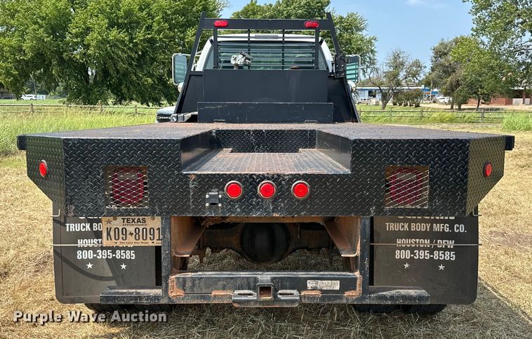 image for item EJ8896 2011 Ford F650 flatbed truck