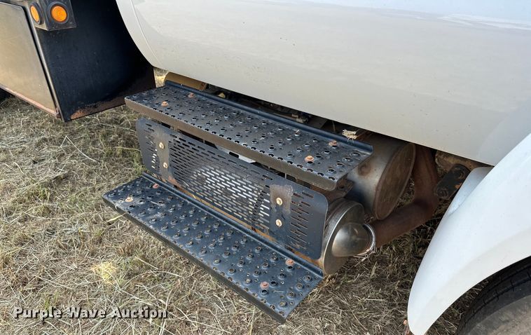 image for item EJ8896 2011 Ford F650 flatbed truck