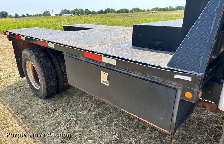 image for item EJ8896 2011 Ford F650 flatbed truck