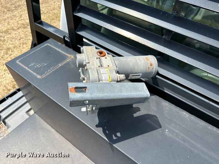 image for item EJ8896 2011 Ford F650 flatbed truck