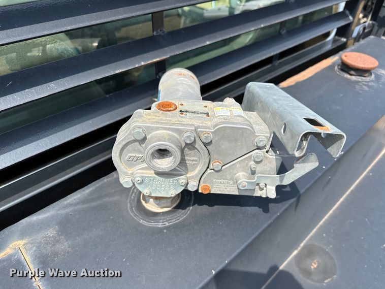 image for item EJ8896 2011 Ford F650 flatbed truck