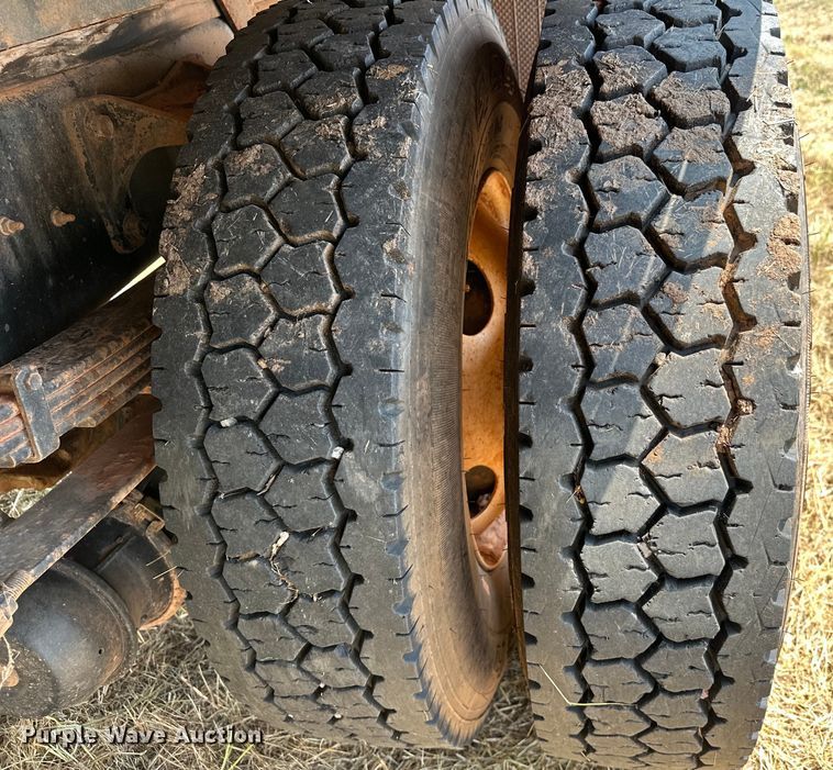 image for item EJ8896 2011 Ford F650 flatbed truck