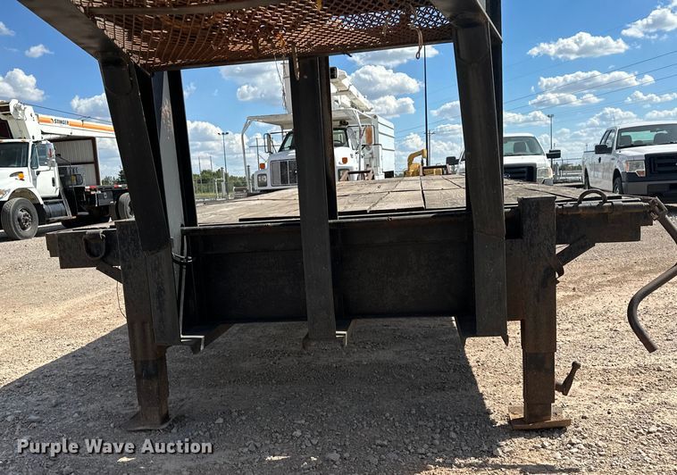 image for item EJ8953 1989 Dovetail 32X8 equipment trailer