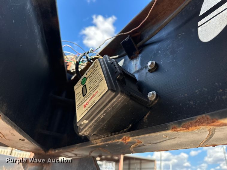 image for item EJ8953 1989 Dovetail 32X8 equipment trailer