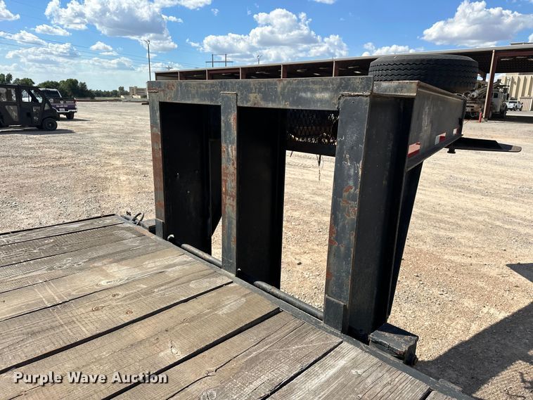 image for item EJ8953 1989 Dovetail 32X8 equipment trailer