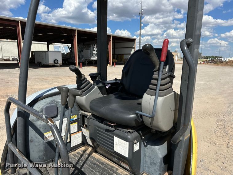 image for item EJ8955 2012 New Holland  E27B mini excavator