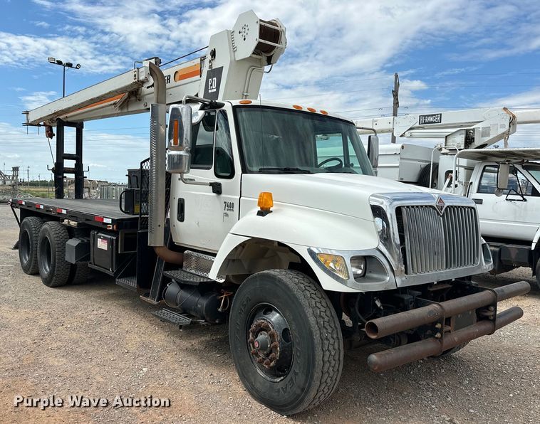 image for item EJ8956 2006 International  7400 crane truck