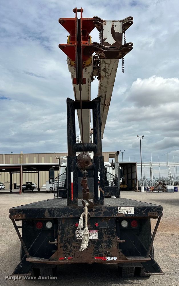 image for item EJ8956 2006 International  7400 crane truck