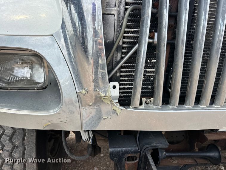 image for item EJ8956 2006 International  7400 crane truck