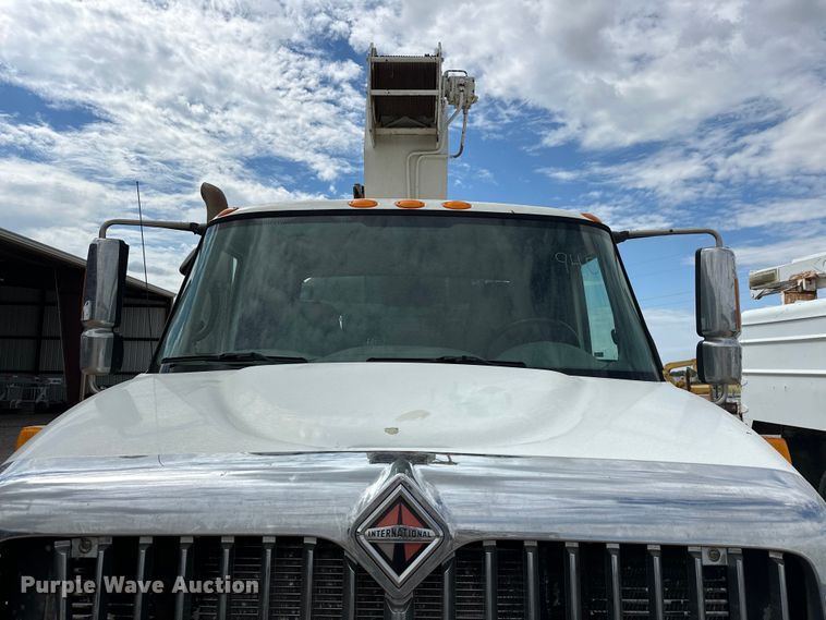 image for item EJ8956 2006 International  7400 crane truck