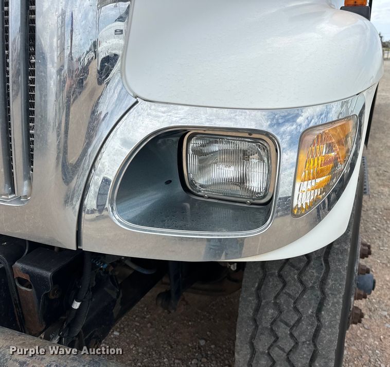 image for item EJ8956 2006 International  7400 crane truck