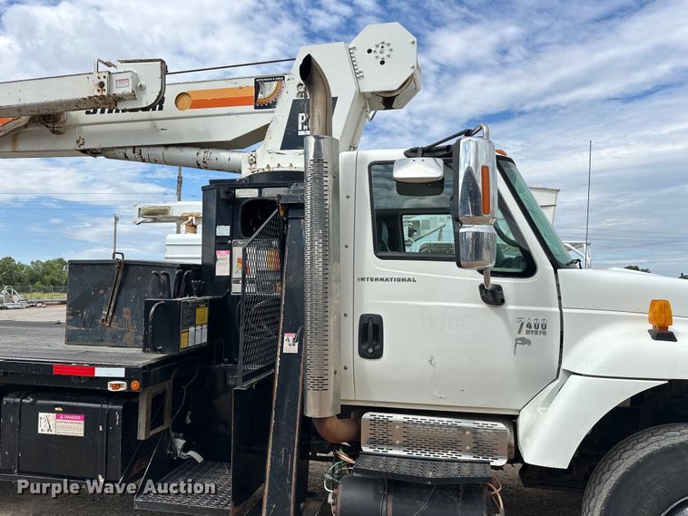 image for item EJ8956 2006 International  7400 crane truck