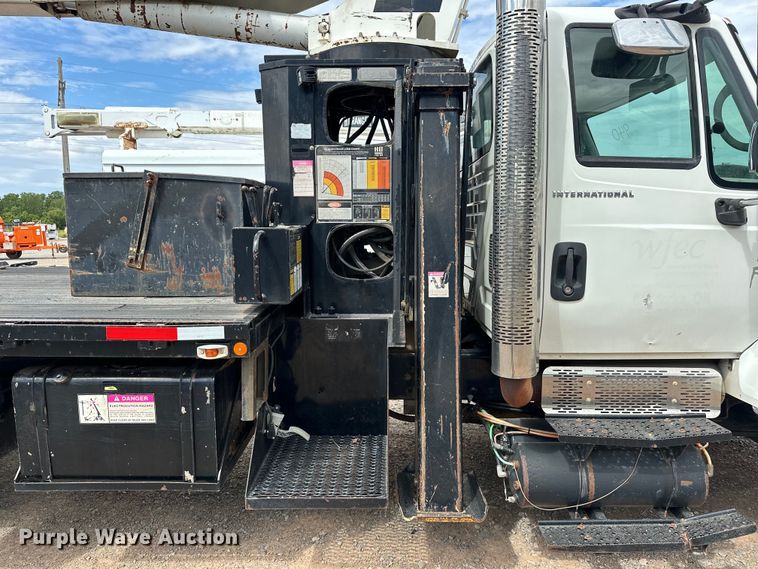 image for item EJ8956 2006 International  7400 crane truck