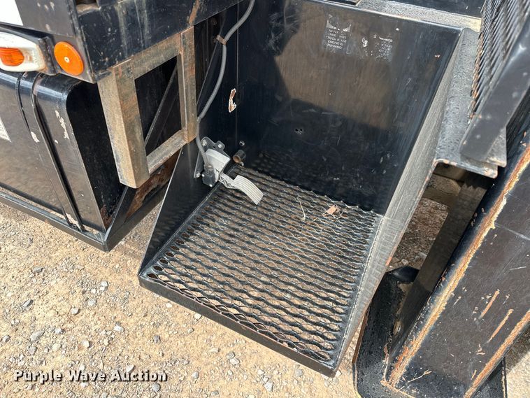 image for item EJ8956 2006 International  7400 crane truck