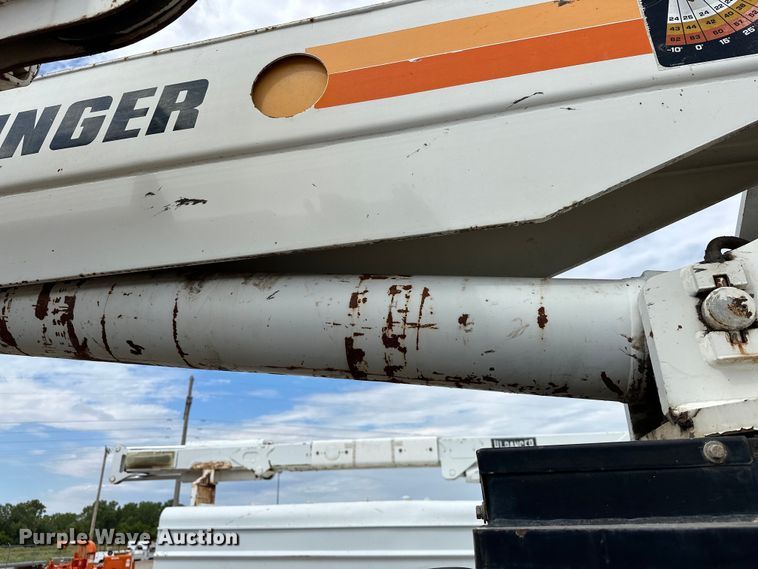 image for item EJ8956 2006 International  7400 crane truck