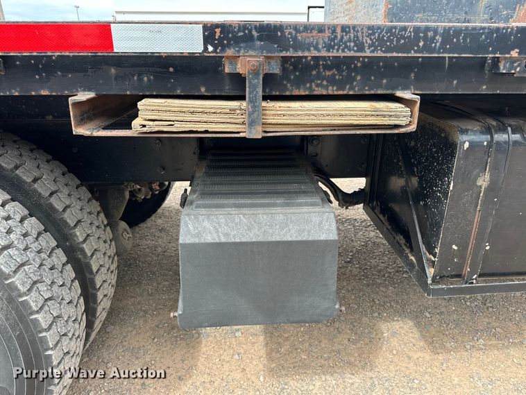 image for item EJ8956 2006 International  7400 crane truck