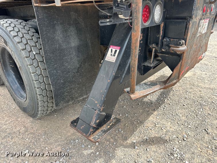 image for item EJ8956 2006 International  7400 crane truck