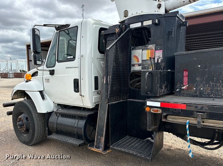 image for item EJ8956 2006 International  7400 crane truck