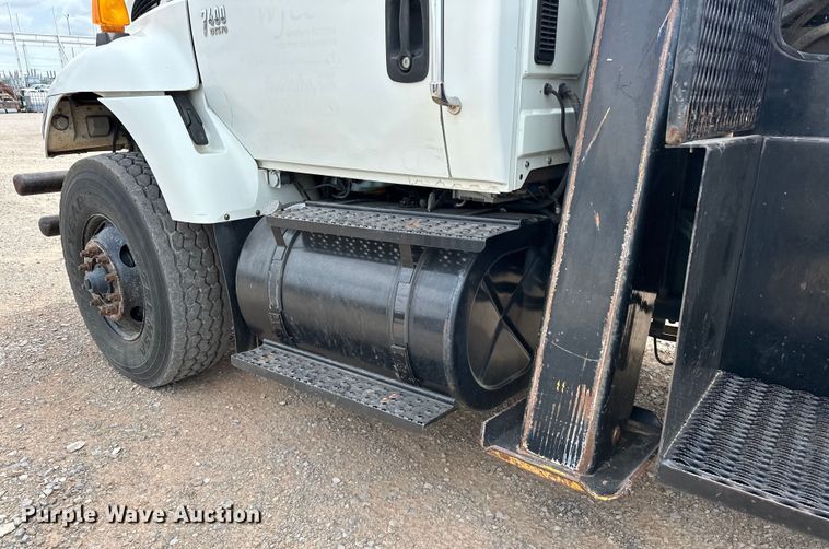 image for item EJ8956 2006 International  7400 crane truck