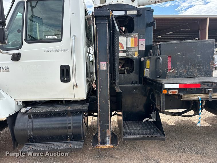 image for item EJ8956 2006 International  7400 crane truck