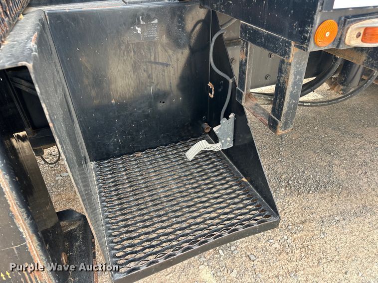 image for item EJ8956 2006 International  7400 crane truck