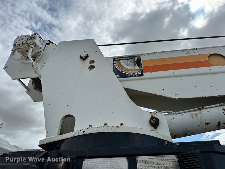 image for item EJ8956 2006 International  7400 crane truck