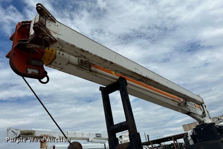 image for item EJ8956 2006 International  7400 crane truck