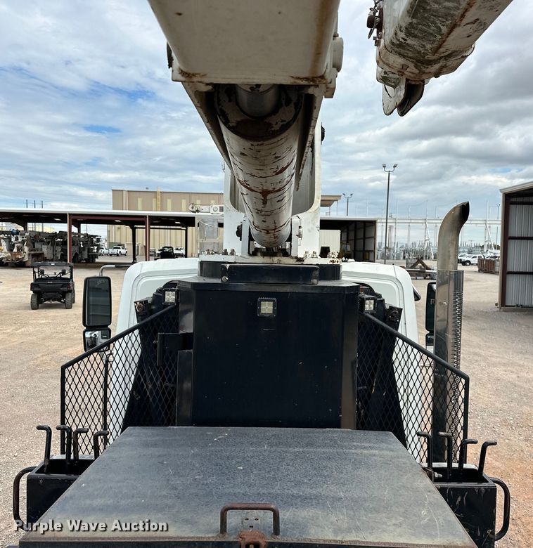 image for item EJ8956 2006 International  7400 crane truck