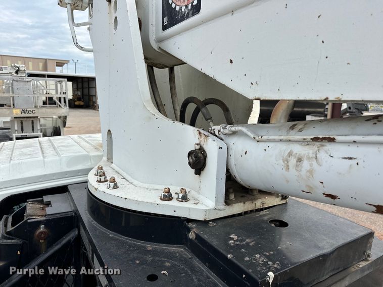 image for item EJ8956 2006 International  7400 crane truck