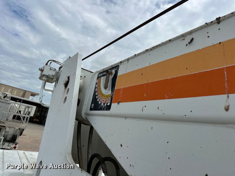 image for item EJ8956 2006 International  7400 crane truck