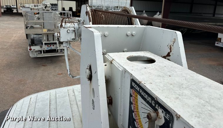 image for item EJ8956 2006 International  7400 crane truck